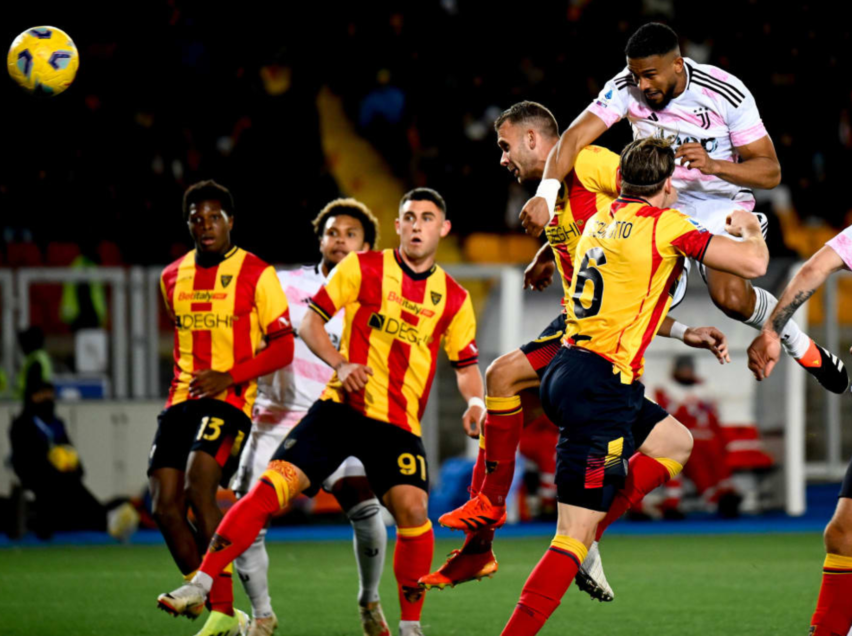 开云-葡超国际比赛日走向成谜;奥兰多魔术门线救险;气氛紧张;团队化学反应显著(完美国际平民17顶级装备图)